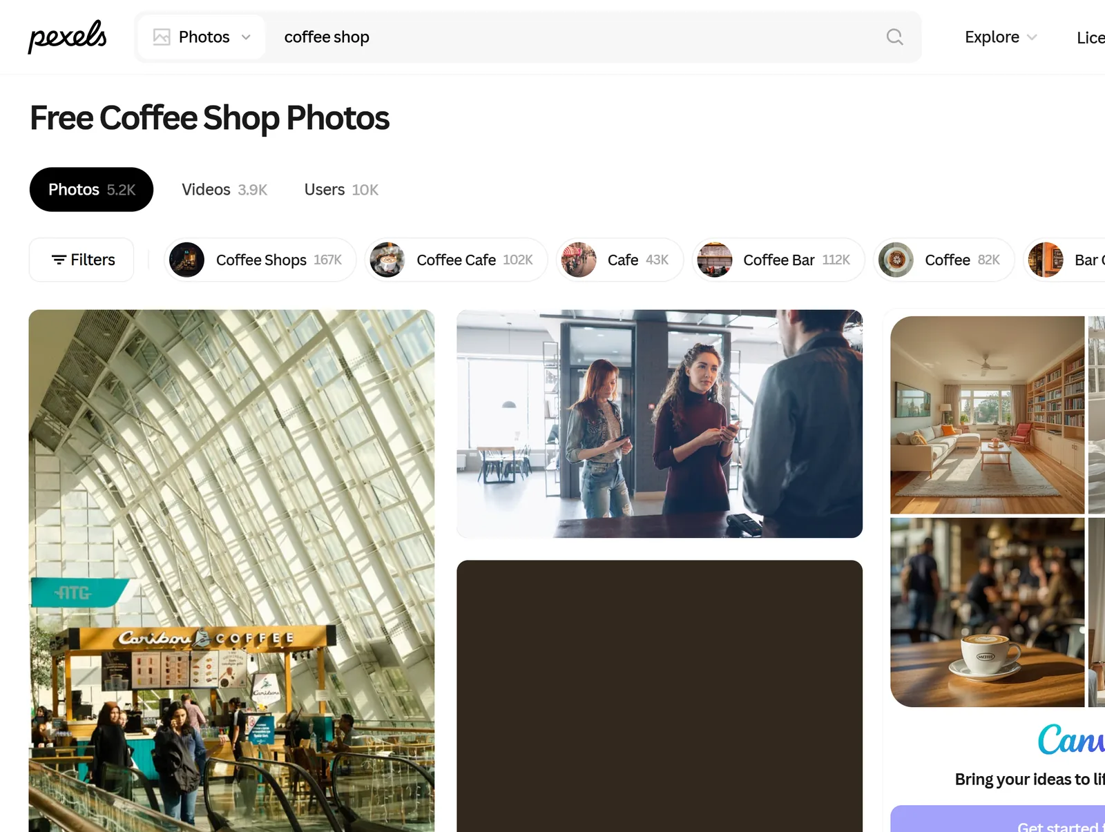 חיפוש coffee shop ב-Pexels: הכותרת Free Coffee Shop Photos, לשוניות לתמונות, לסרטונים ולמשתמשים, כפתור Filters ותמונות של בתי קפה