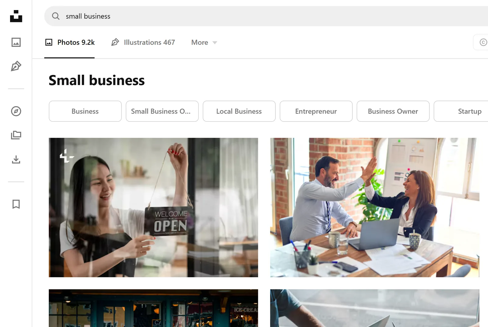 חיפוש small business ב-Unsplash: שורת חיפוש, קטגוריות כמו Business ו-Local Business ותמונות של בעלי עסקים, חנות פרחים ופגישת עבודה. על התמונה הראשונה מופיע סימן פלוס של Unsplash+